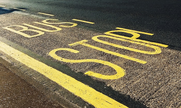 asphalt-bus-stop-close-up-1260437_%e5%b0%8f%e6%aa%94